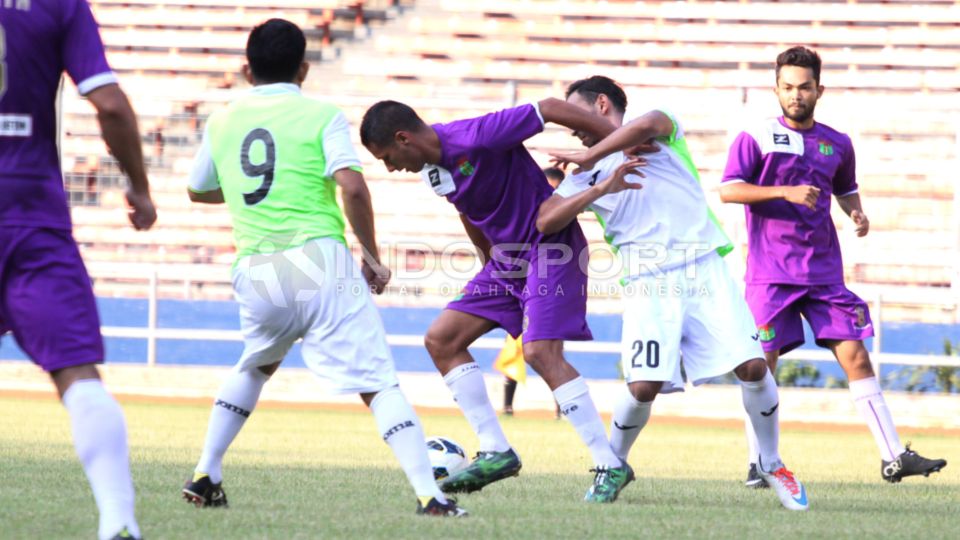 Pergerakan Raphael Maitimo (tengah) dijaga ketat oleh pemain Star Ball. Copyright: &copy; Herry Ibrahim/INDOSPORT